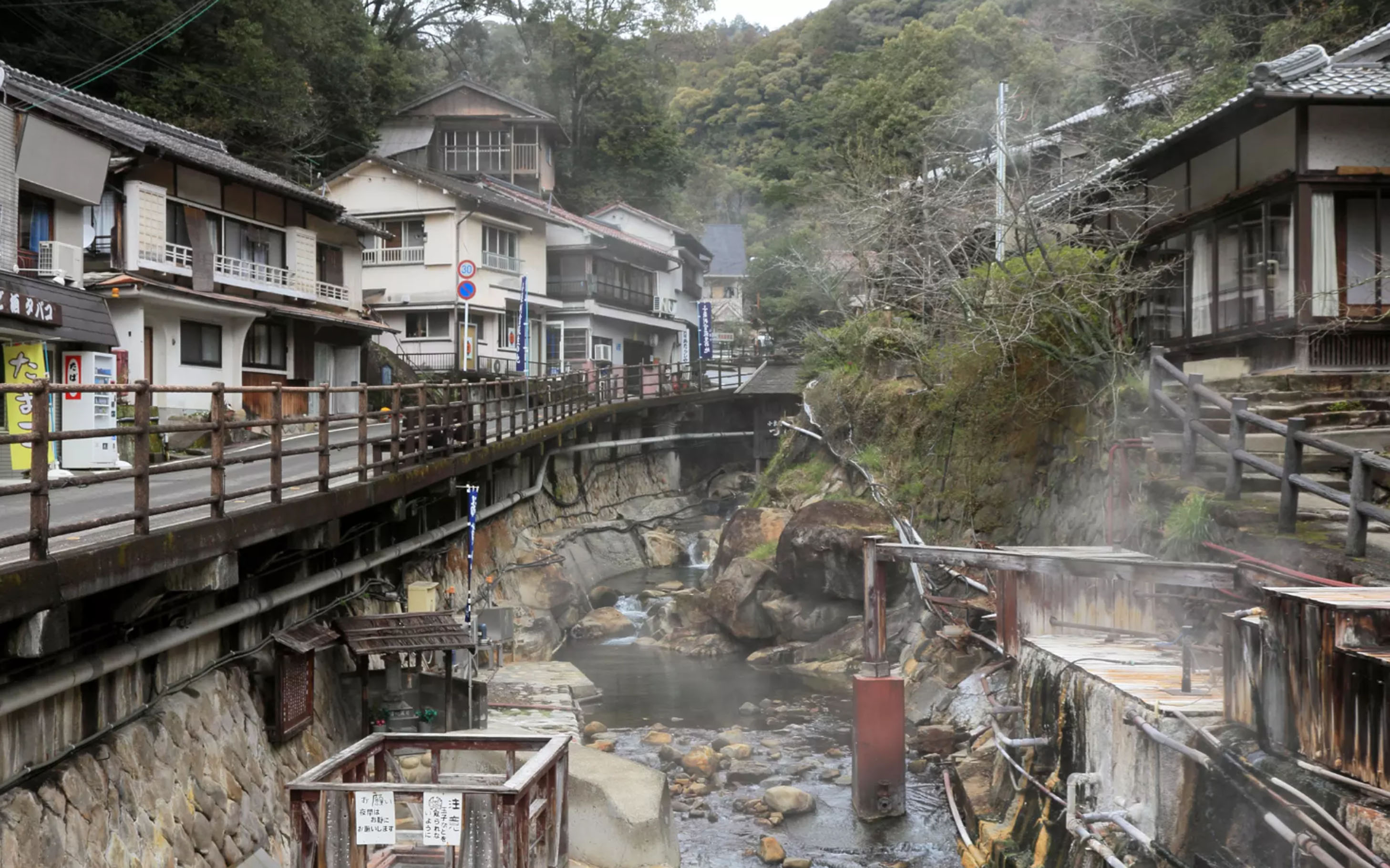 yunomine-onsen-dive-japan