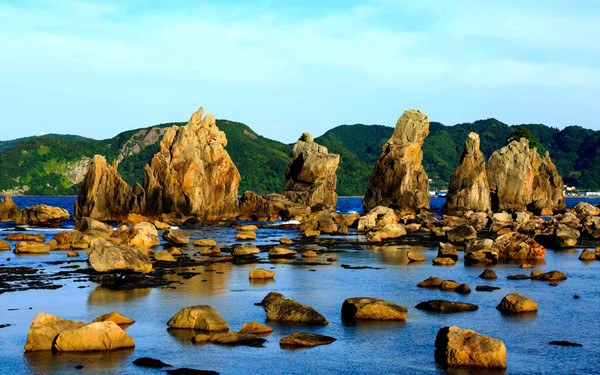 Kushimoto's Hashigui Rocks